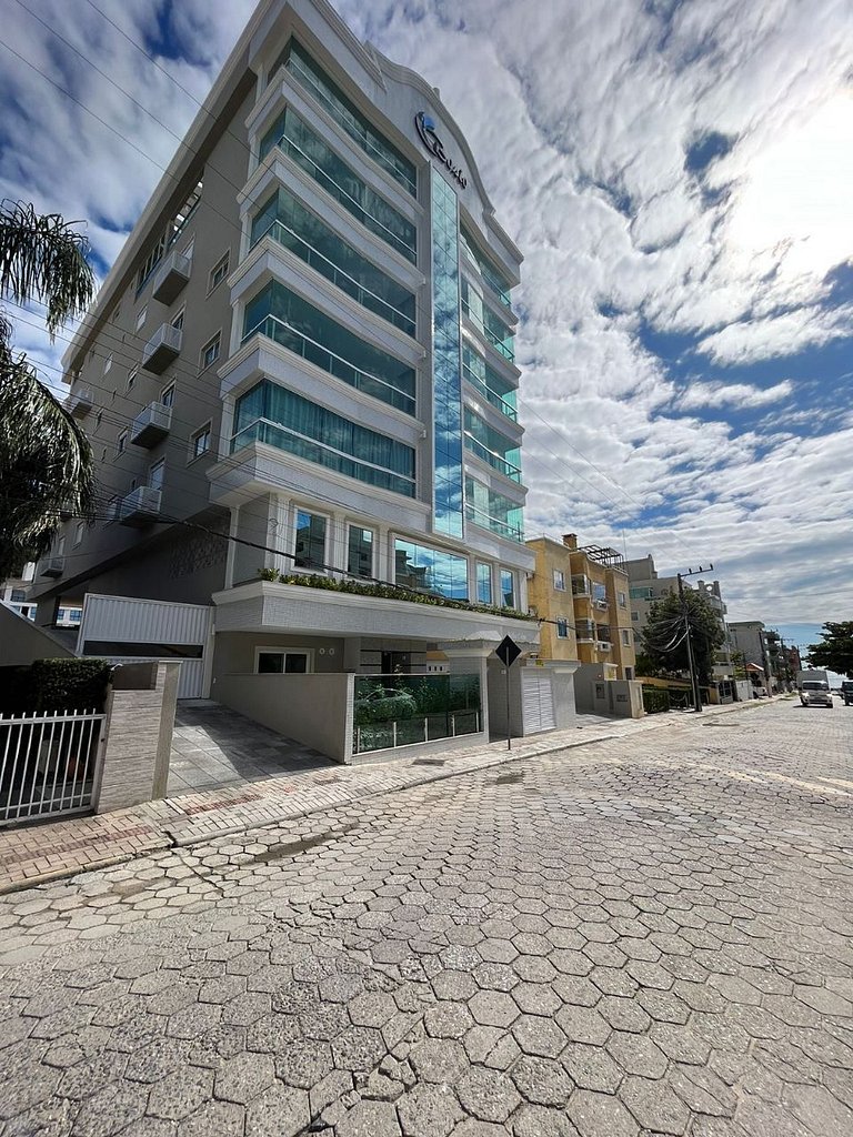 apto com mobília nova de 2 quartos perto do mar em Bombinhas