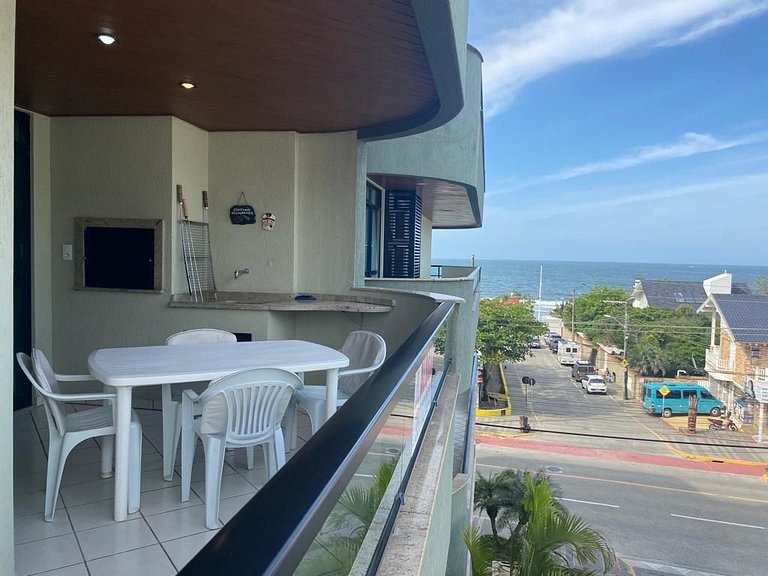 Apto 2 quartos com sacada/churrasqueira com vista para o mar