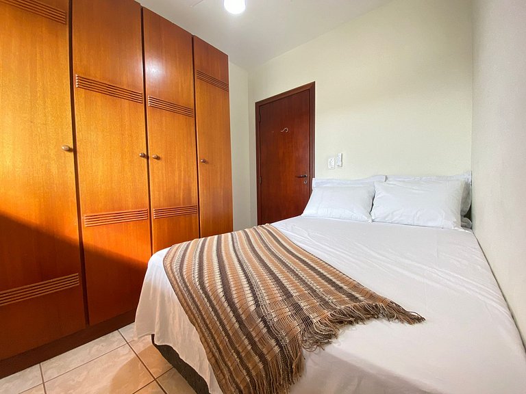 Grande cobertura sob a avenida com 5 quartos e vista do mar!