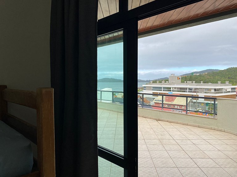 Grande cobertura sob a avenida com 5 quartos e vista do mar!