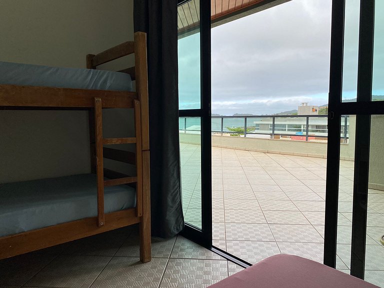 Grande cobertura sob a avenida com 5 quartos e vista do mar!