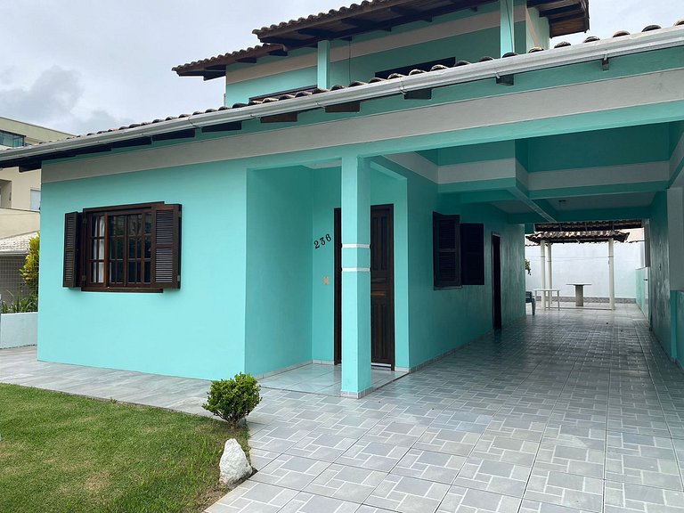 B319 - Sobrado c/ 3 dormitórios a 200m da praia de Bombas