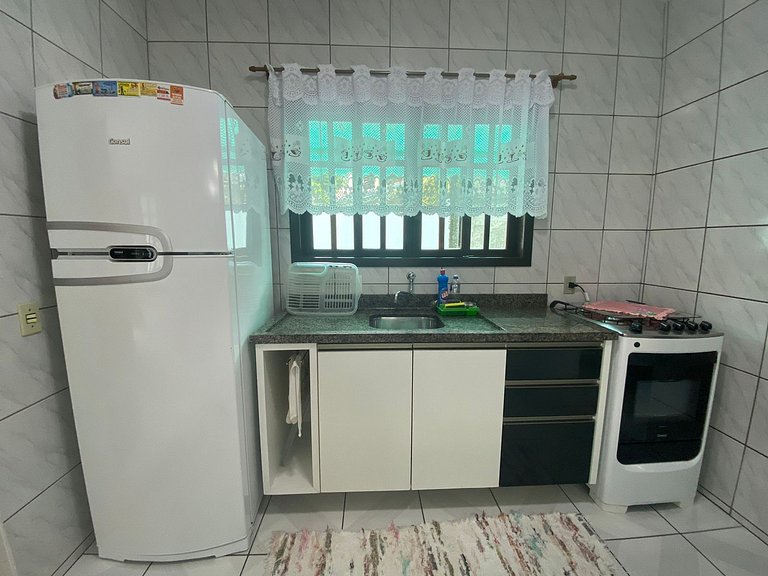 B319 - Sobrado c/ 3 dormitórios a 200m da praia de Bombas