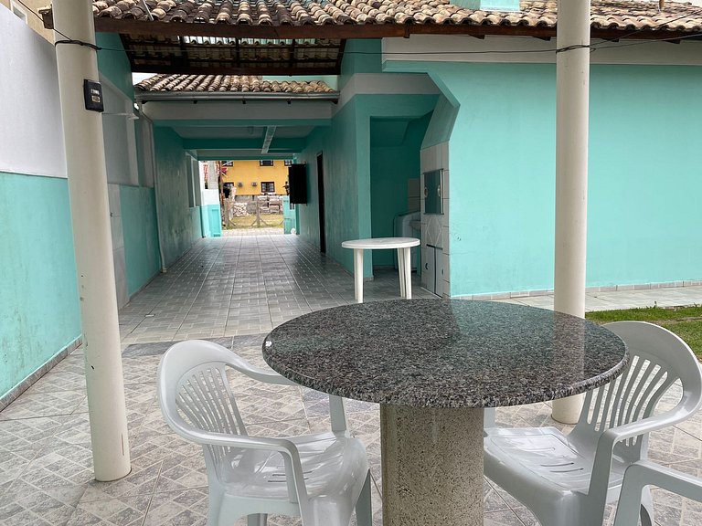 B319 - Sobrado c/ 3 dormitórios a 200m da praia de Bombas