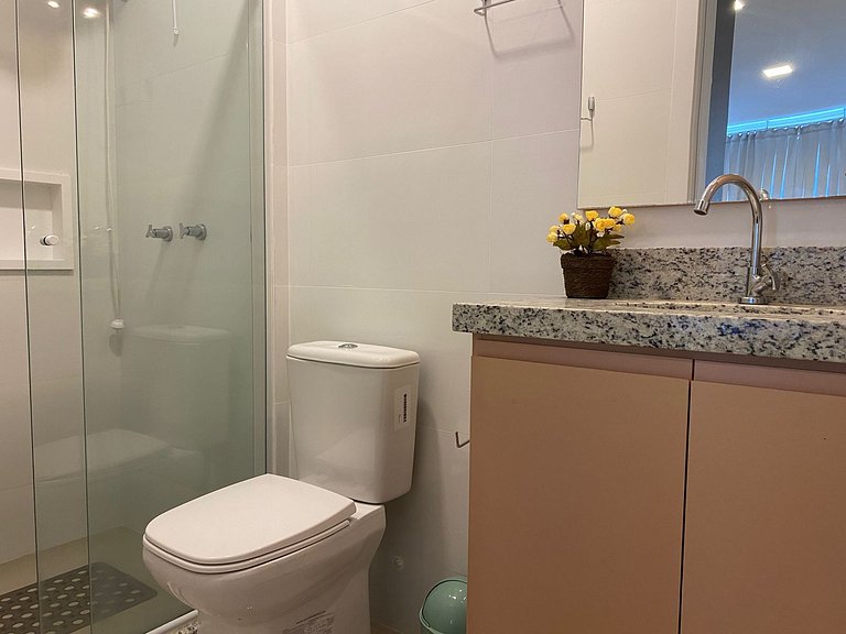 apto com mobília nova de 2 quartos perto do mar em Bombinhas
