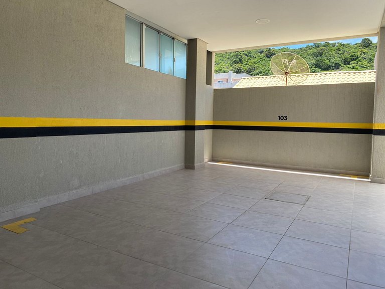 apto com mobília nova de 2 quartos perto do mar em Bombinhas
