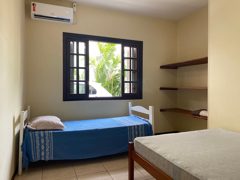 B958 - Casa de praia com 3 quartos em Bombinhas SC
