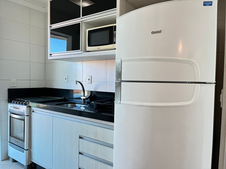 Apto econômico com 2 quartos, ar, vaga de garagem e completo