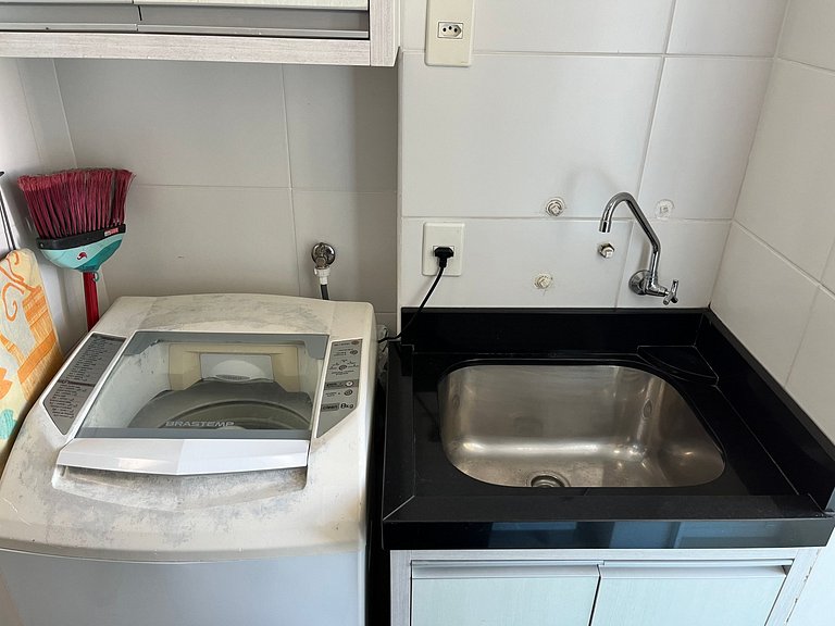Apto econômico com 2 quartos, ar, vaga de garagem e completo