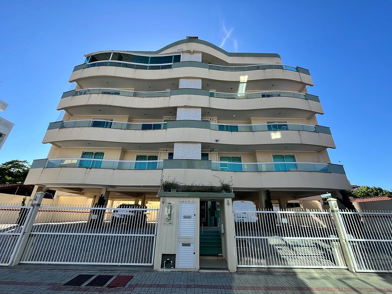 Apto econômico com 2 quartos, ar, vaga de garagem e completo