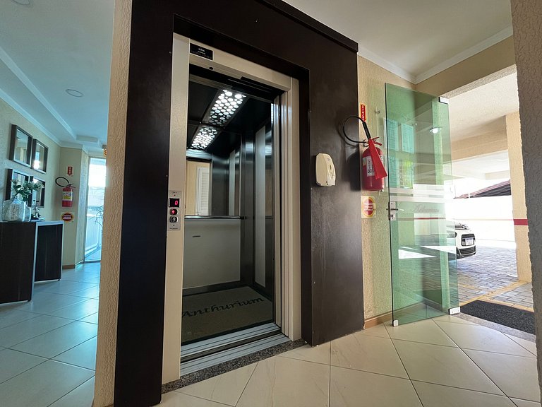Apto econômico com 2 quartos, ar, vaga de garagem e completo