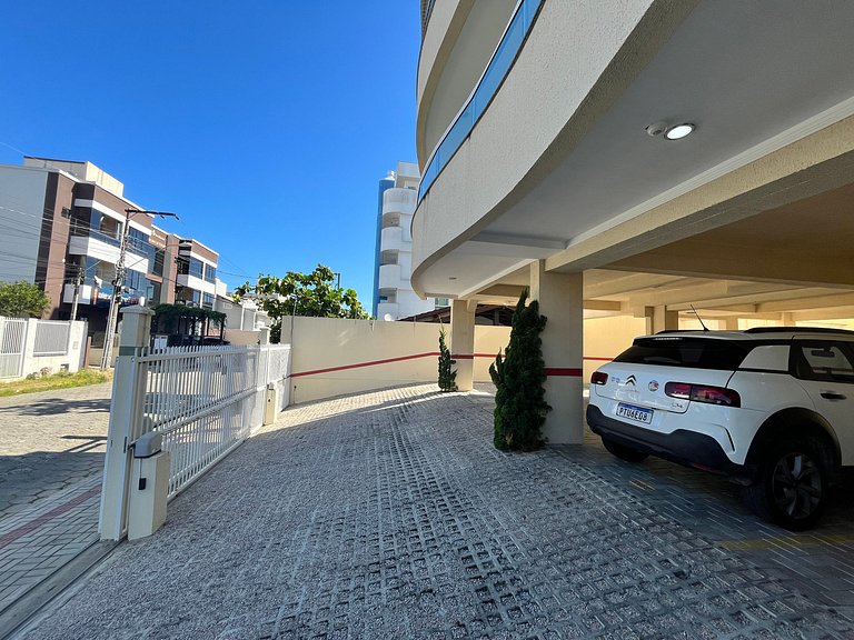Apto econômico com 2 quartos, ar, vaga de garagem e completo
