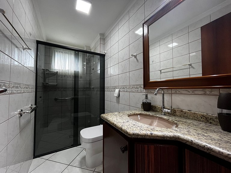 Amplo apto 3 quartos de frente para avenida com vista mar !!