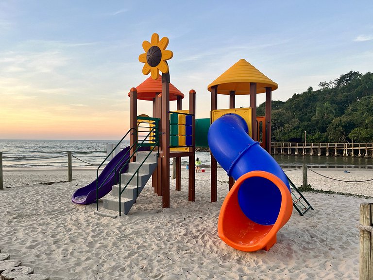 Grande cobertura sob a avenida com 5 quartos e vista do mar!