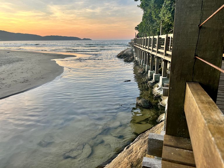 Grande cobertura sob a avenida com 5 quartos e vista do mar!