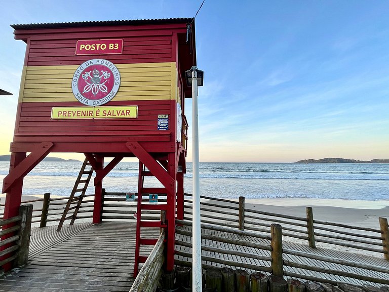 Grande cobertura sob a avenida com 5 quartos e vista do mar!