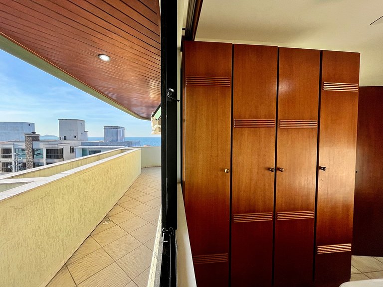 Grande cobertura sob a avenida com 5 quartos e vista do mar!
