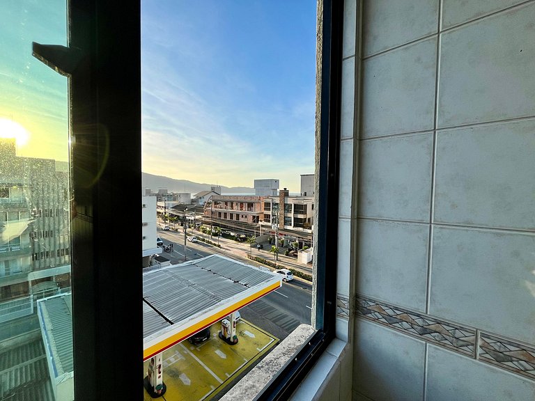 Grande cobertura sob a avenida com 5 quartos e vista do mar!