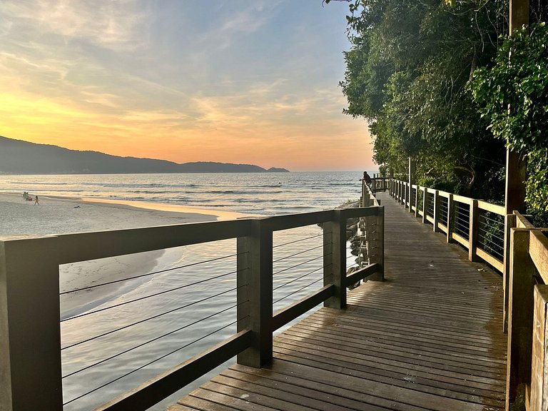 Amplo apto 3 quartos de frente para avenida com vista mar !!