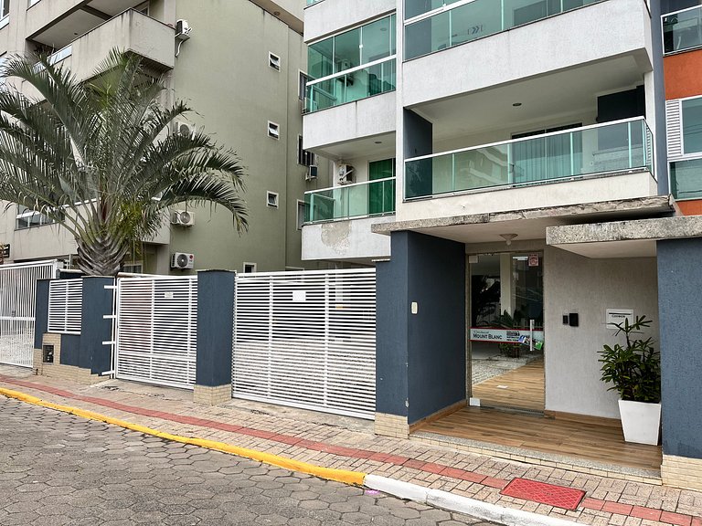 B163 - Apartamento em Bombas para 05 pessoas