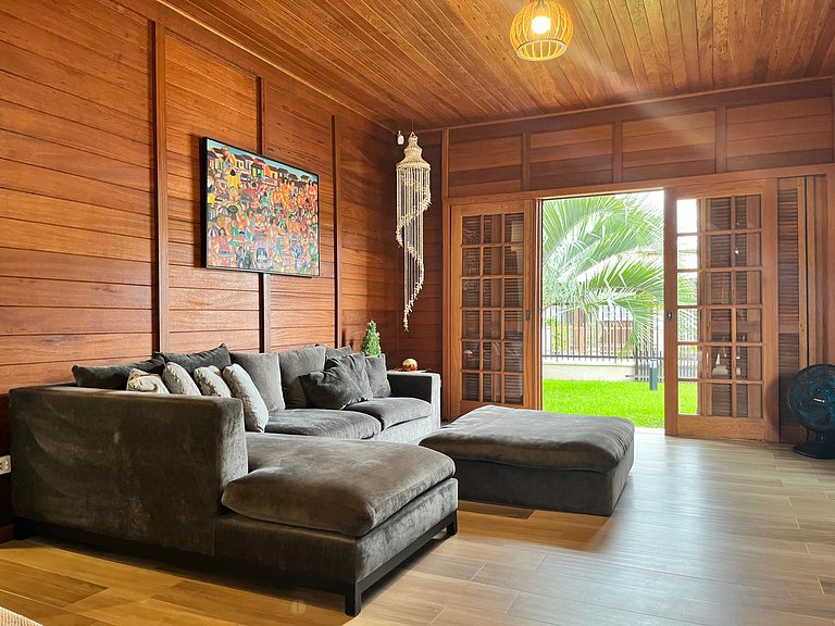 B167 - Casa de Alto Padrão com Piscina Privativa e Espaço Go