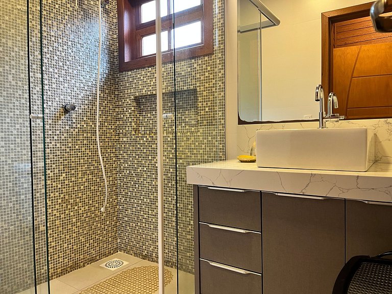 B167 - Casa de Alto Padrão com Piscina Privativa e Espaço Go
