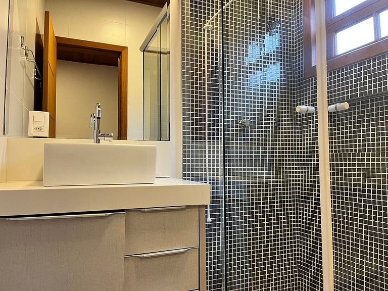 B167 - Casa de Alto Padrão com Piscina Privativa e Espaço Go