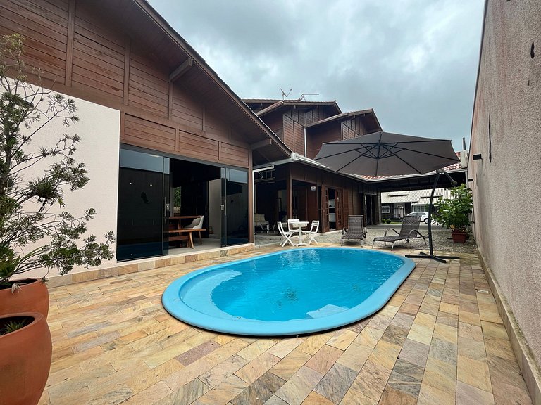 B167 - Casa de Alto Padrão com Piscina Privativa e Espaço Go