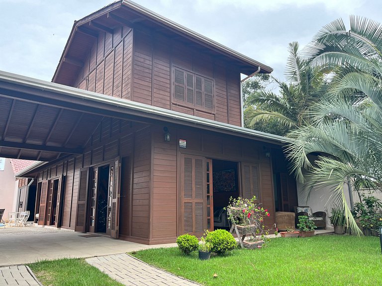 B167 - Casa de Alto Padrão com Piscina Privativa e Espaço Go
