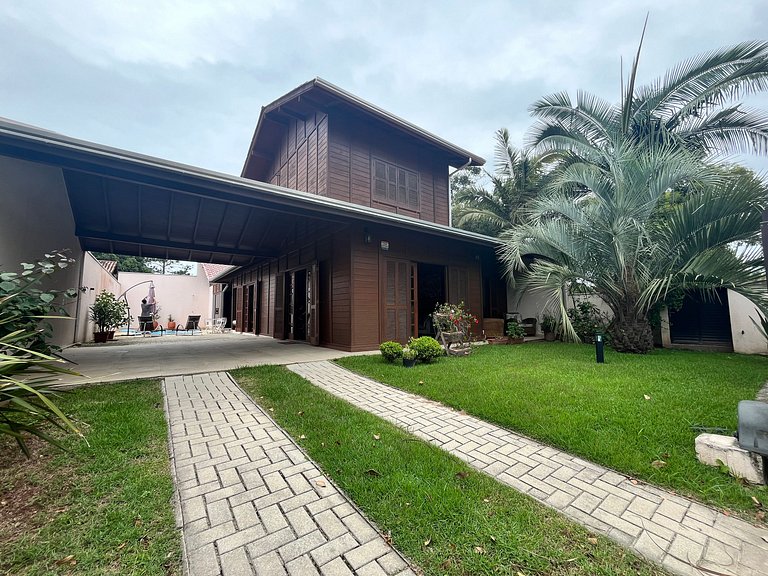 B167 - Casa de Alto Padrão com Piscina Privativa e Espaço Go
