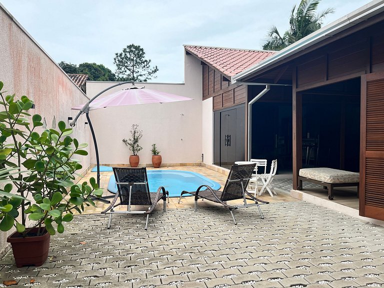 B167 - Casa de Alto Padrão com Piscina Privativa e Espaço Go