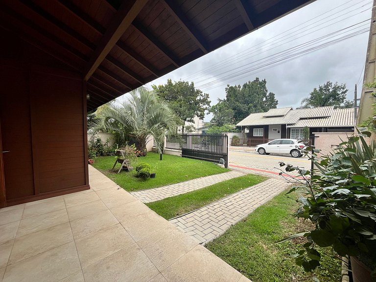 B167 - Casa de Alto Padrão com Piscina Privativa e Espaço Go
