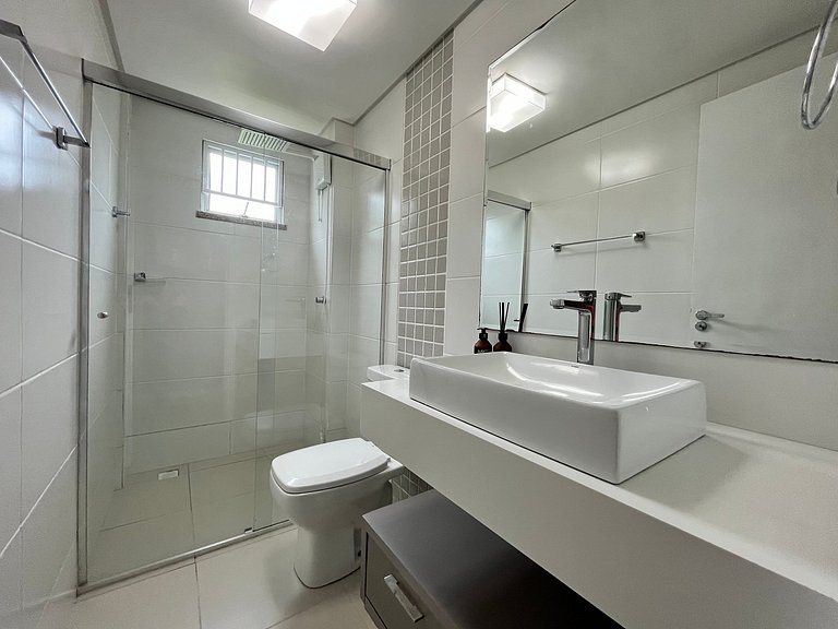 B019 - Apto 2 quartos com 2 banheiros em Bombas