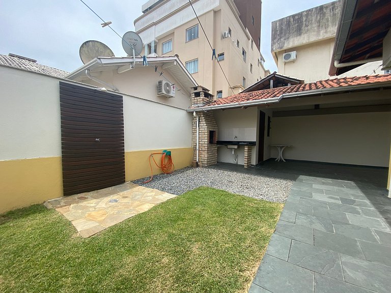 B958 - Casa de praia com 3 quartos em Bombinhas SC